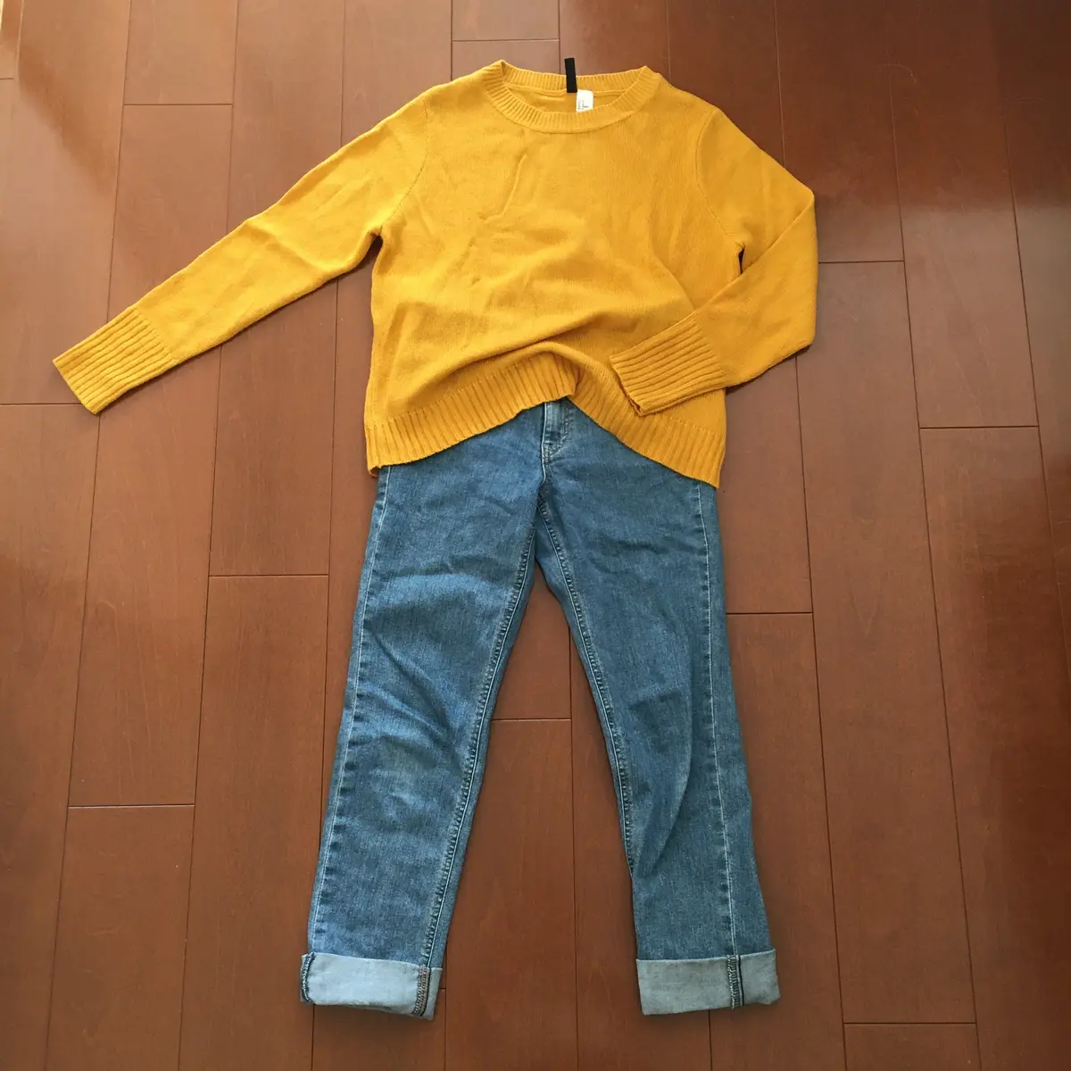 マスタードニットとデニム