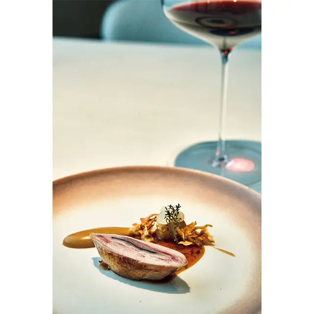 コース料理は1種類。料理9品、デザート2品で W300,000。ペアリングコースは追加でW180, 000　