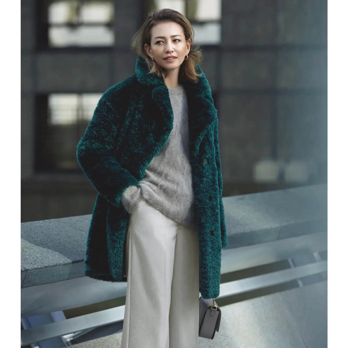 ダークグリーンのファーコートにグレーニットとパンツを合わせたコーデ　モデル・RINA