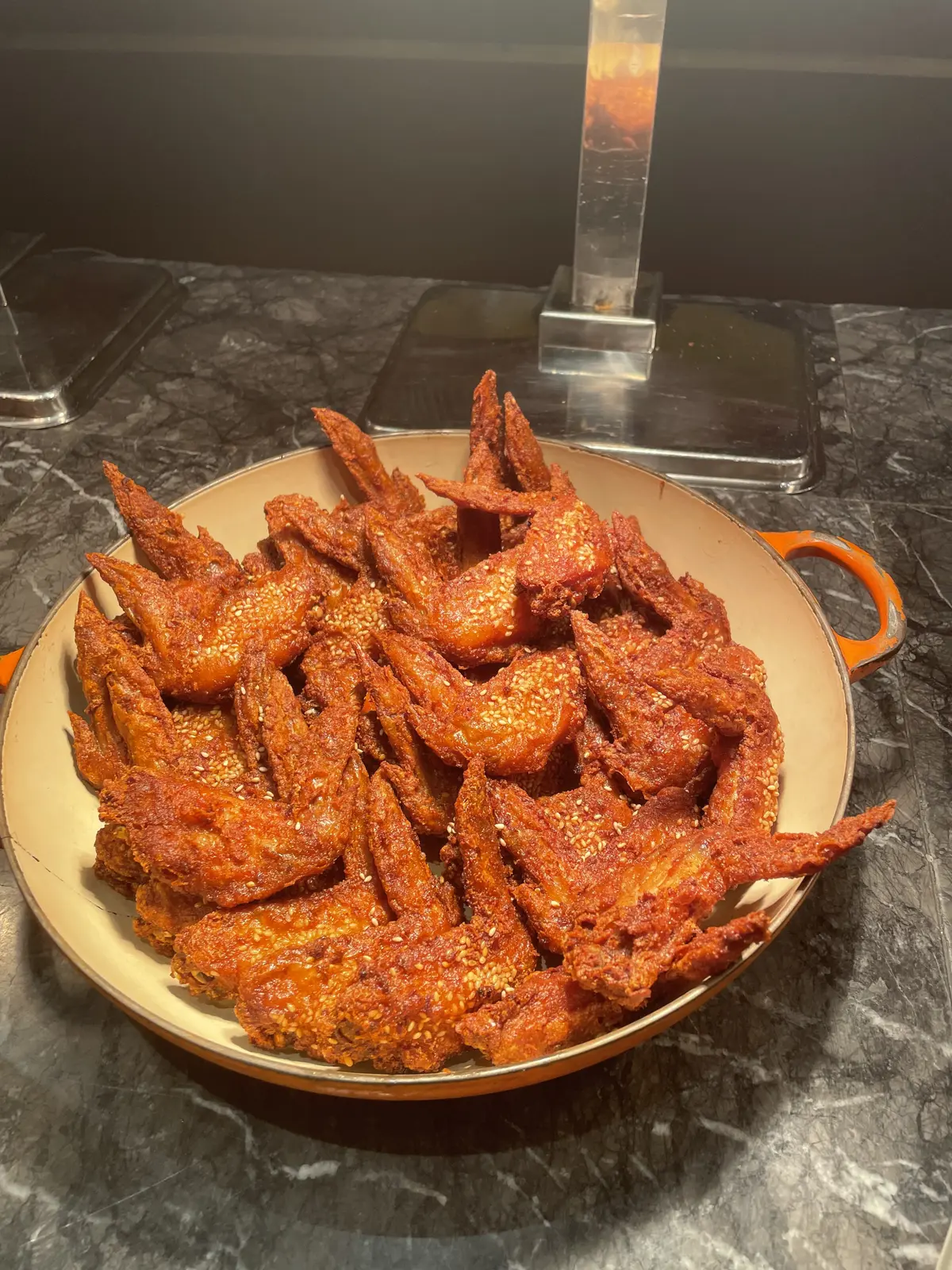 チキン、手羽先、手羽、ごま手羽、魔女と魔法使いの学校、ヒルトン、Hilton、ヒルトン東京、Hilton Tokyo、Hilton TOKYO、マーブルラウンジ、ヒルトン東京マーブルラウンジ、Marble Lounge、期間限定、秋のスイーツビュッフェ、スイーツ、ビュッフェ、スイーツビュッフェ、ハロウィン、ハロウィン風、