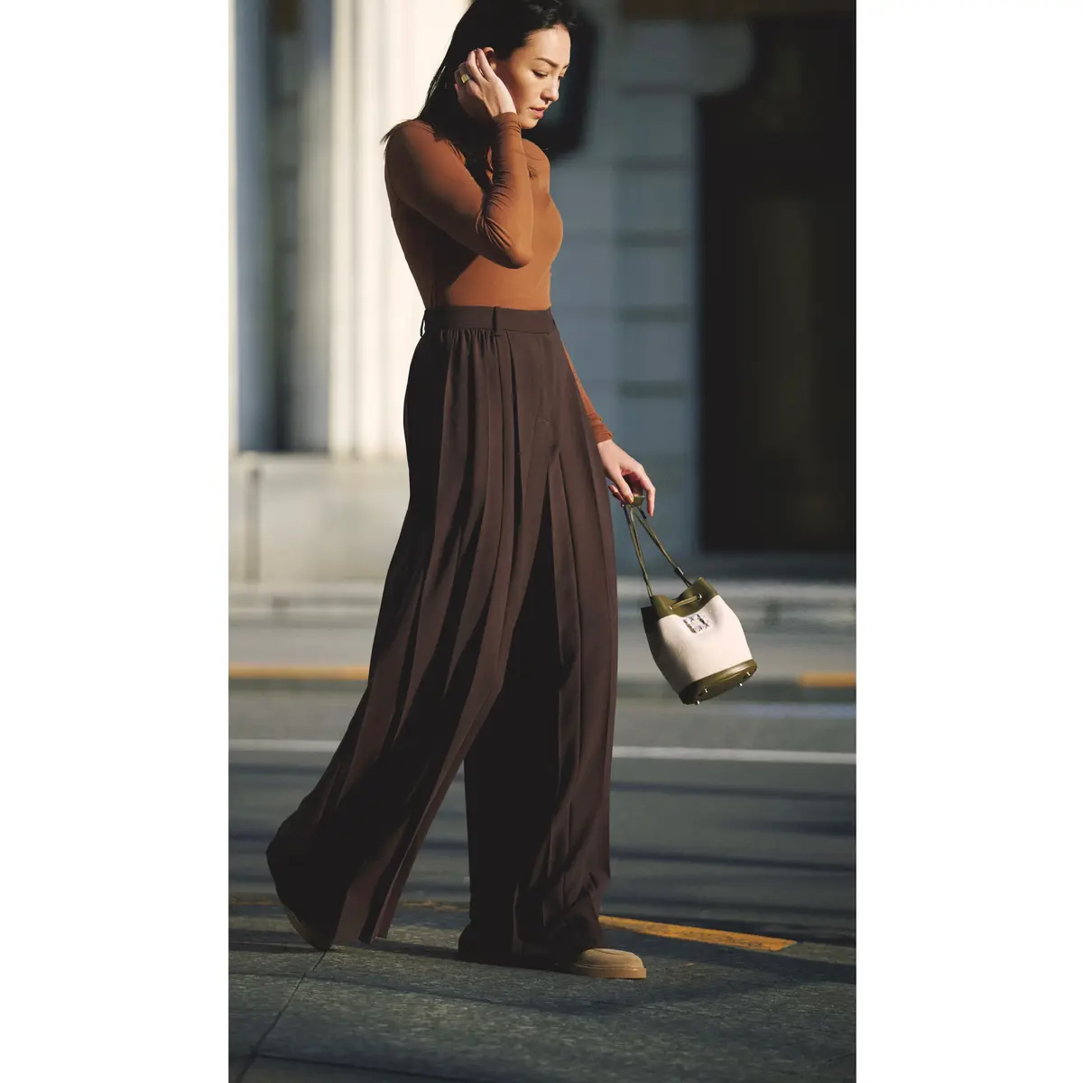 ライトブラウンのトップスにダークブラウンのゆるパンツを合わせたコーディネート　モデル・RINA