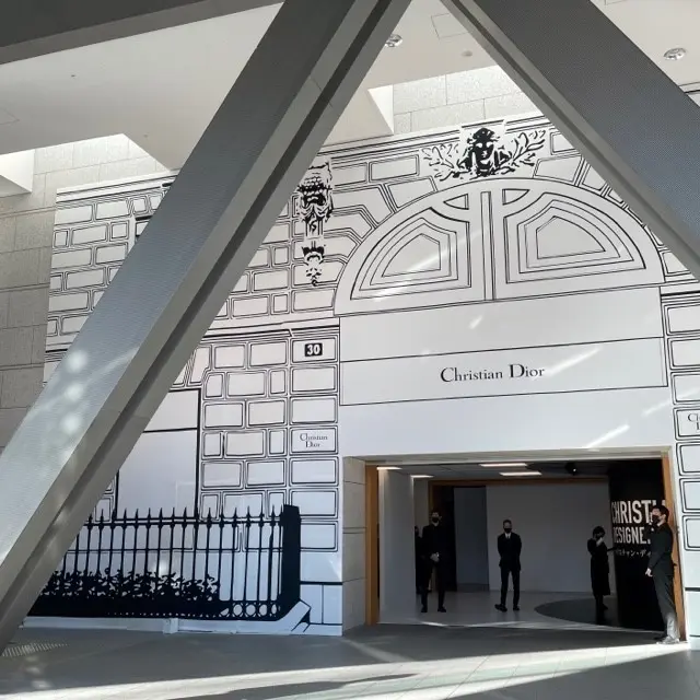 「クリスチャン・ディオール、夢のクチュリエ」展のエントランス