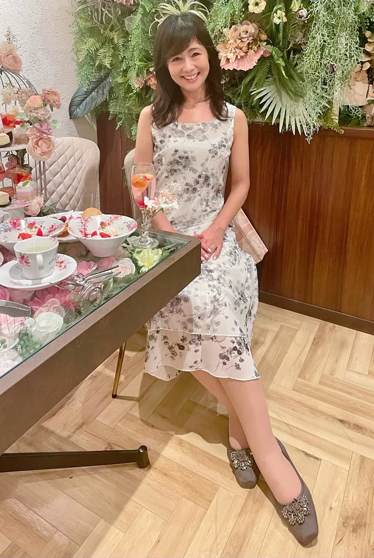 フラットシューズ、Afternoon Flower Lounge Tea Bloomy 銀座店、Studio 27 collection、カンノーロ、美味しいアフタヌーンティー、美味しいランチ、美味しい女子会、可愛い女子会、映えるアフタヌーンティー、お花のアフタヌーンティー、ミシュラン星付きシェフ監修、ロブションシェフ監修、ムース、いちごムース、ヨーグルトムース、ピスタチオ、いちごマカロン、苺マカロン、ココナッツ、ココナッツプリン、パンナコッタ、苺パンナコッタ、いちごパンナコッタ、いちごゼリー、いちごジュレ、Tea Bloomy 銀座店、 アフタヌーンティー フラワーラウンジ ティーブルーミー、アフタヌーンティー、お花のアフタヌーンティー、アジアンフラワー、アジアンフラワーアフタヌーンティー、 、アジアン、アジアンテイスト、アジアンインテリア、お花のテーブル、コーヒー、カフェラテ、可愛いカップ、お花のカップ、可愛いカップ&ソーサー、コーヒーカップセット、飲み放題、フリードリンク、ドリンクブュッフェ、花柄カップセット、お花のカップセット、お花のカップ、花柄カップ、花柄カップ&ソーサー、選べるカップ、紅茶、アールグレイ、ハーブティー、アールグレイティー、お茶漬け、サーモン、サーモンのお茶漬け、鮭茶漬け、ハンバーガー、ローストビーフ、ローストビーフバーガー、サーモン、オリーブ、スイーツ、乾杯酒、スパークリング、デトックスウォーター、女子会、ワンピース、花柄ワンピース、モノトーンワンピース、モノトーン花柄ワンピース、ピンクワンピース、カンノーロ、ケーキ、シュークリーム、マカロン、タルト、チーズケーキ、いちご、マンゴー、イチゴ、苺、桃、苺と桃のパフェ、イチゴとモモのパフェ、パフェ、チョコパフ、ワンピース、モノトーンワンピース、ワンピースコーデ、モノトーンコーデ、グレーシューズ、グレーパンプス、グレーローヒール、ローヒール、スエードシューズ、スエードパンプス、スエードローヒール、グレースエード、シューズ、パンプス、ビジューパンプス、ビジューローヒール、ビジューシューズ、大人コーデ、夏コーデ、秋コーデ、秋服コーデ、残暑コーデ、秋服、夏服、夏服コーデ、秋服ワンピース、秋ワンピース、モノトーンワンピース、レース、レースワンピース、花柄ワンピース、花柄レースワンピース、