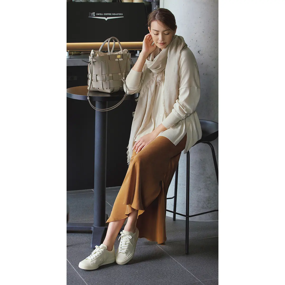 オフ白ニットにブラウンスカートのコーデ　モデル・RINA