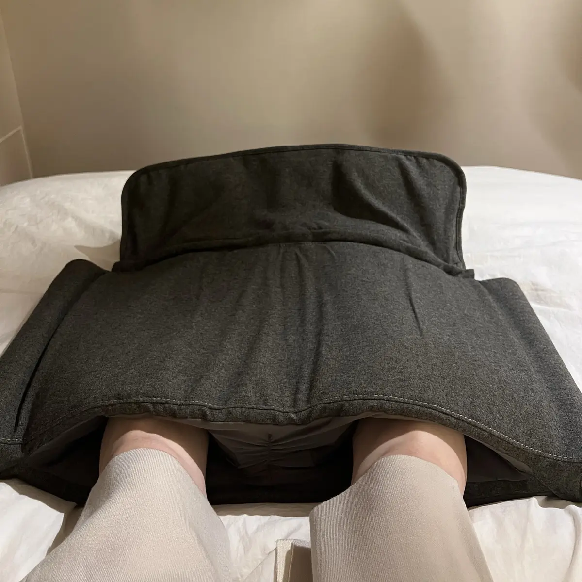 エアーマッサージャー ねるまえほっとリフレに足を差し込む