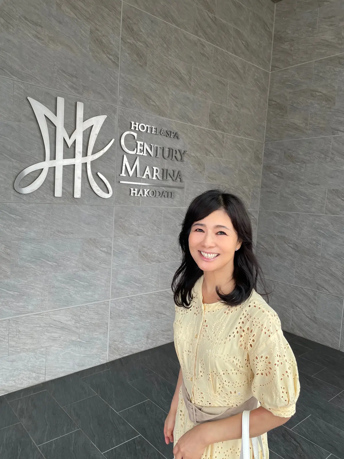 HOTEL & SPA CENTURY MARINA HAKODATE(センチュリーマリーナ函館)」、北海道、函館、ホテル、ホテルロゴ、ホテル入り口、イエロー、パステルイエロー、ソフトイエロー、レモンイエロー、ワンピース、レース、コットン、綿、ワンピースコーデ、夏ワンピースコーデ、夏服、夏服コーデ、ベルト、スエード調、ベージュ、ワンポイントコーデ、ボブ、ボブヘア