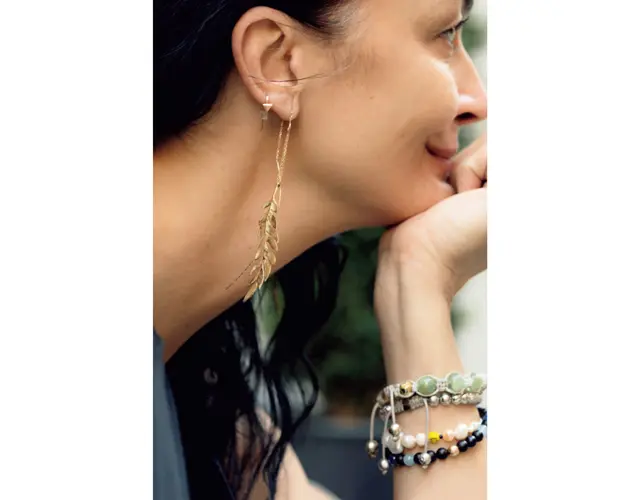 シャンバラの天然石ジュエリーも大胆に重ねづけ