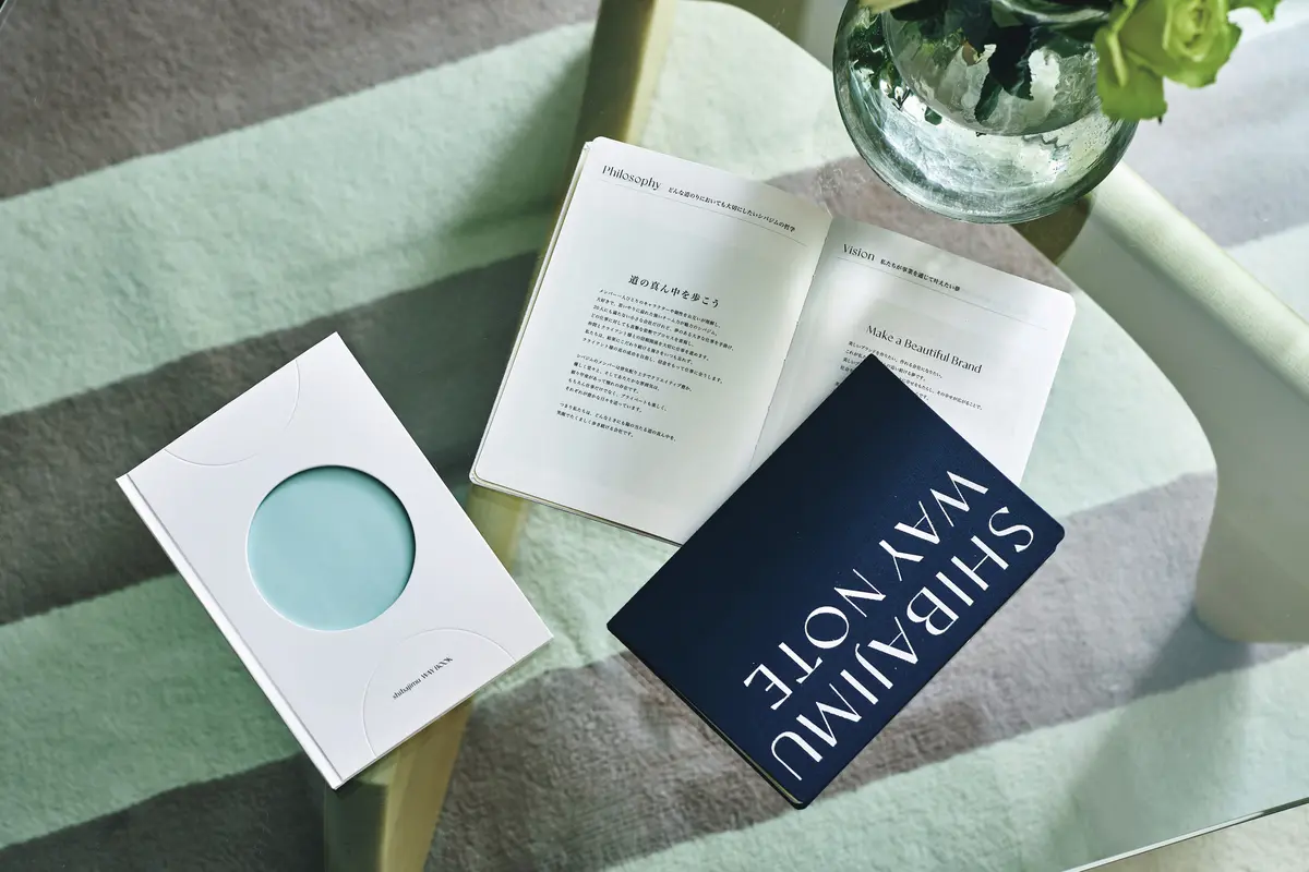  柴田陽子さん　独自のメソッドを惜しみなくシ ェア。事務所＝シバジムのブラン ディング理念を網羅した「Shibaji mu WAYBOOK」とアイデアノー ト「Shibajimu WAYNOTE」は、 アカデミーのオンラインストアで 販売　