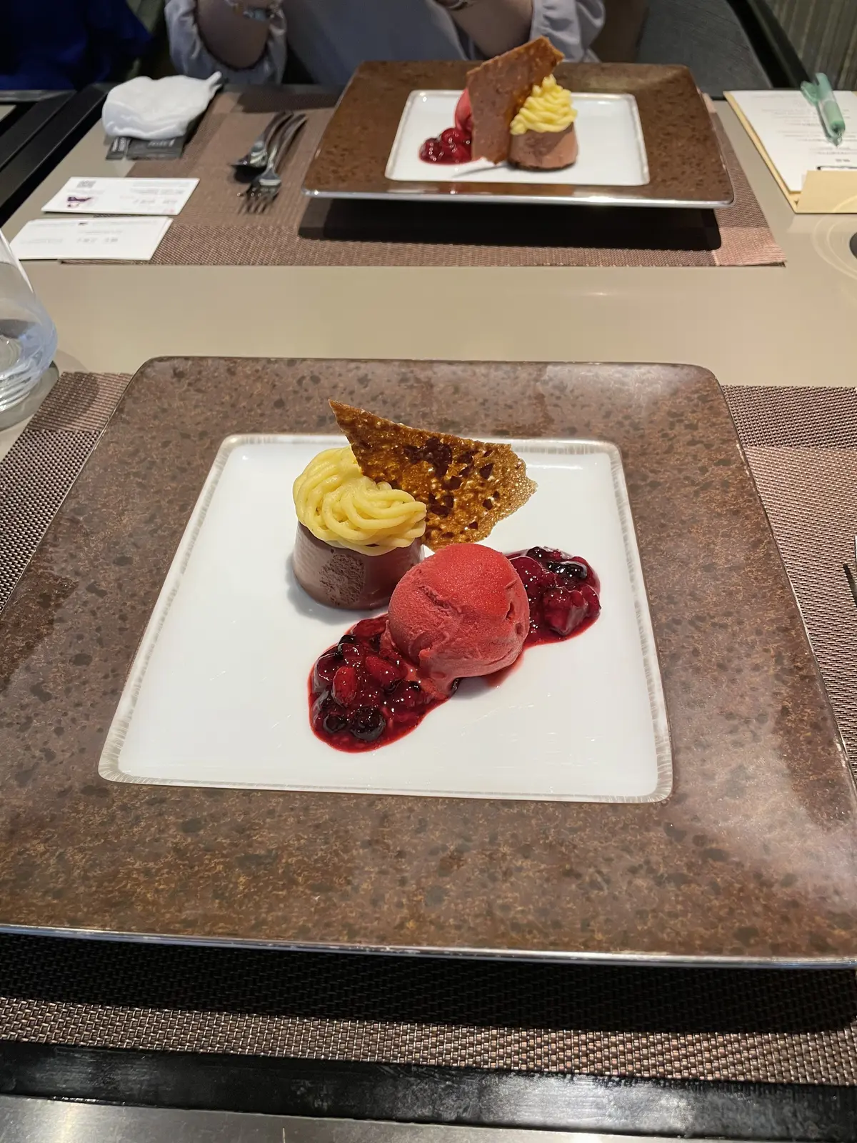 The Prince Sakura Tower Tokyo、ザ・プリンス さくらタワー東京、リストランテカフェ チリエージョ、パーティーレストラン、ホテルランチ、ランチ、ホテルレストラン、高級感、店内、落ち着く空間、落ち着く店、スイーツ、ジェラート、カシス、ベリー添え、ショコラ、ケーキ、ショコラケーキ、デザート、デザートプレート、キャラメリゼ、栗、マロン、渋皮、渋皮マロン