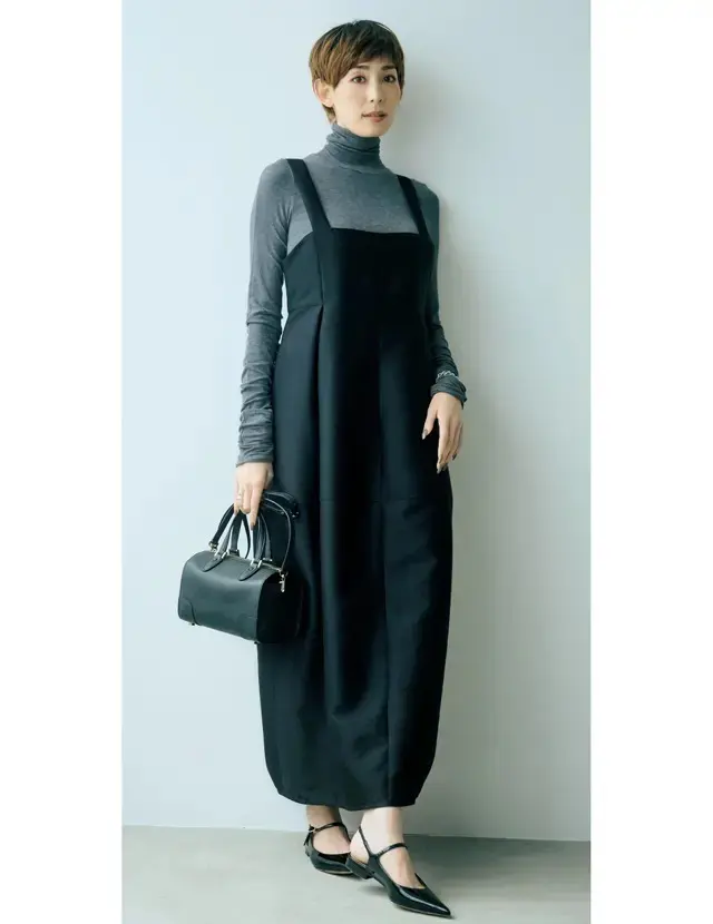 少しの甘さとモダンさが共存する構築的なフォルムのワンピースを軽やかに