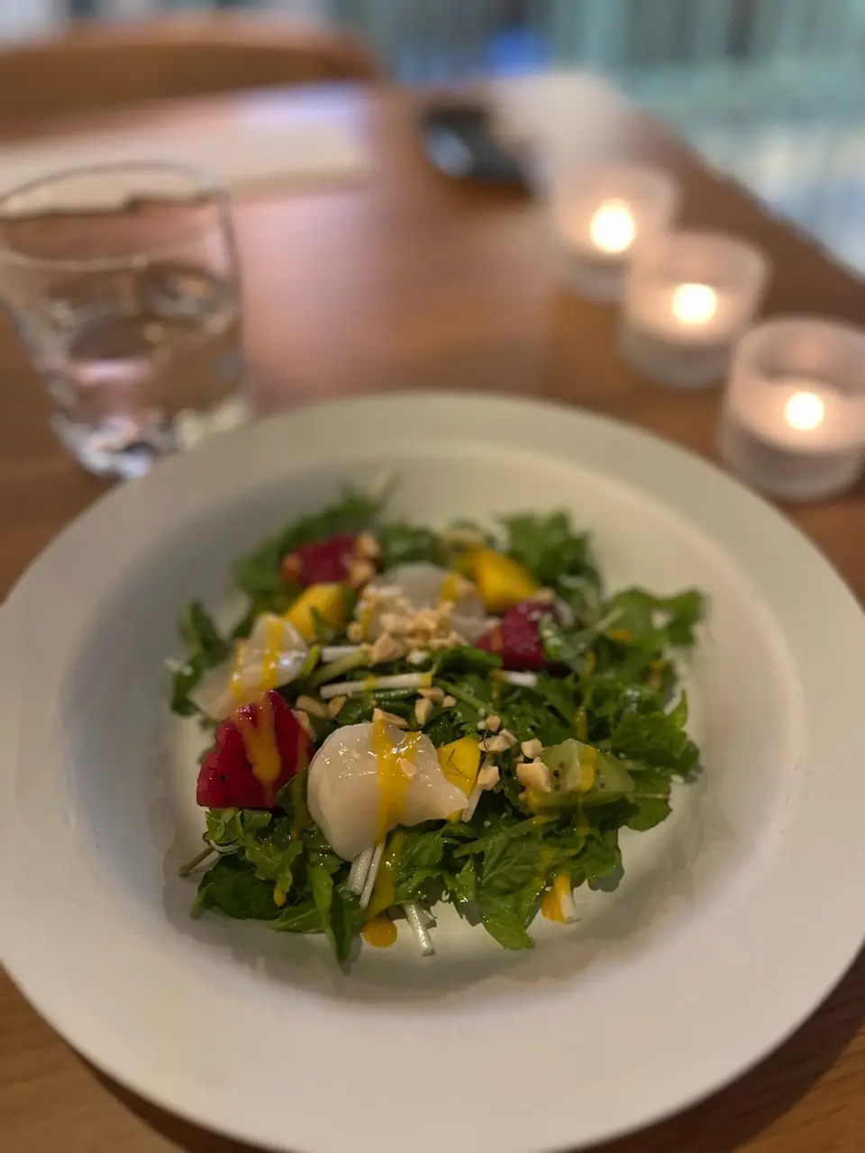 鮮ホタルと南国フルーツのカラマンシーサラダ　マンゴーチリソース