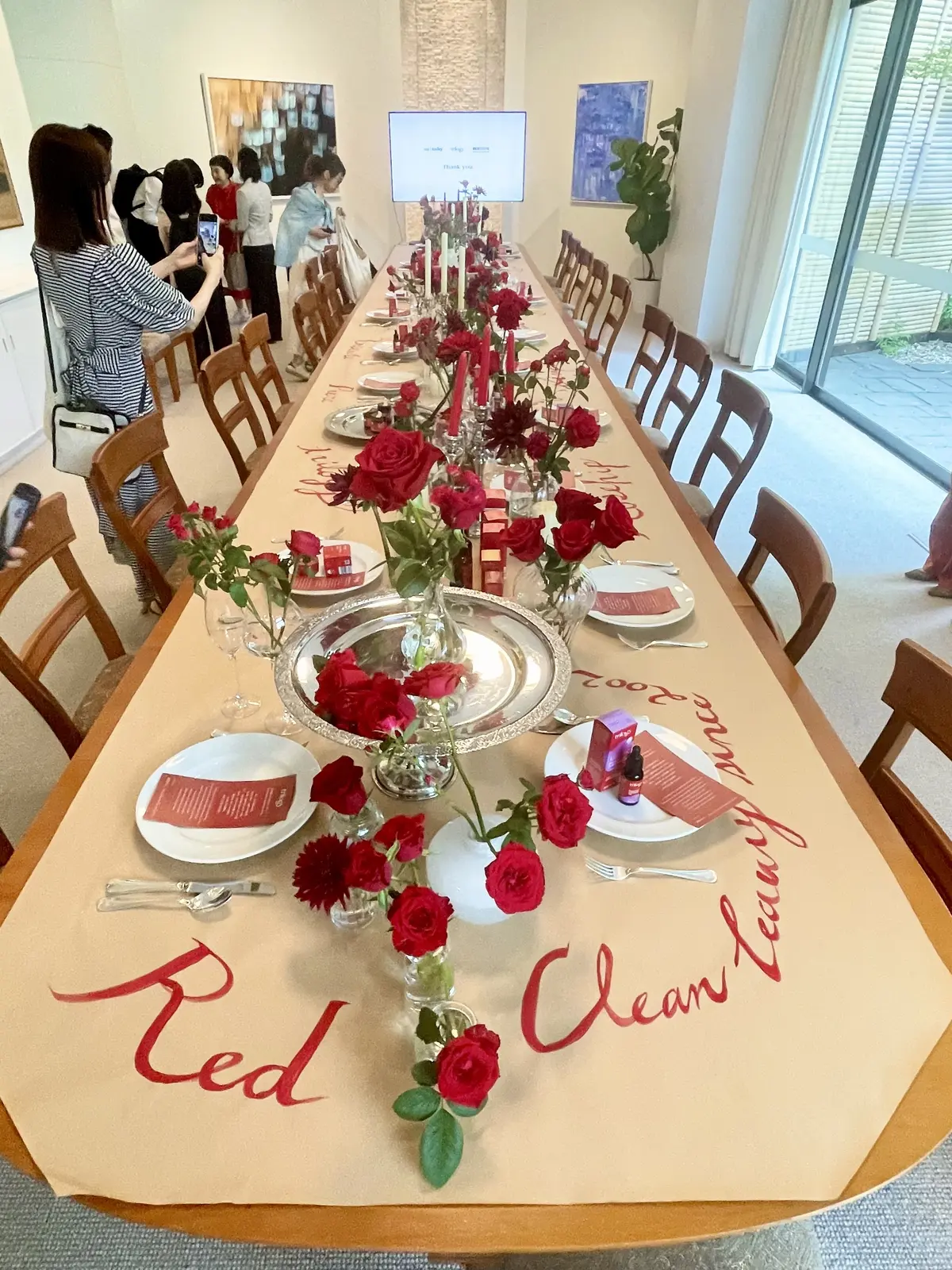 ニュージーランド大使館、NEW ZEALAND SUSTAINABLE BEAUTY、ニュージーランドサスティナブルビューティー、イベント、コスメキッチン、cosme kitchen、大使館内、長テーブル、豪華、高級、華やか、バラ、薔薇、トリロジー、trilogy