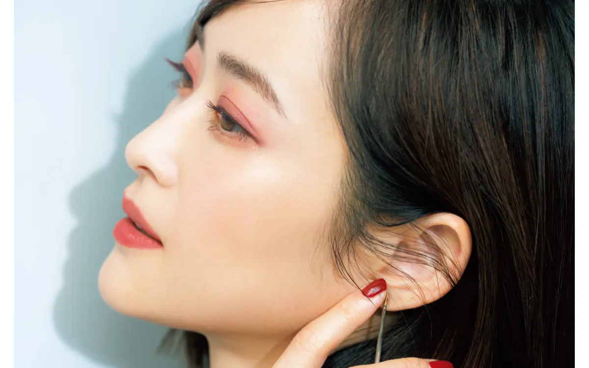 ボルドーのメイクの樋場早紀