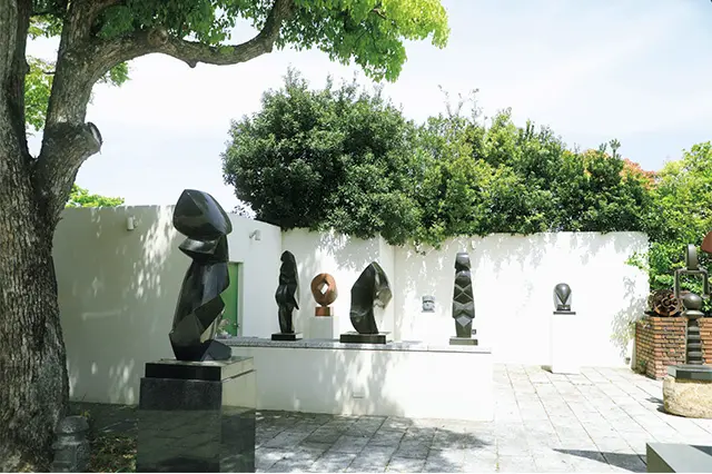 南仏を思わせるような美しい野外展示。