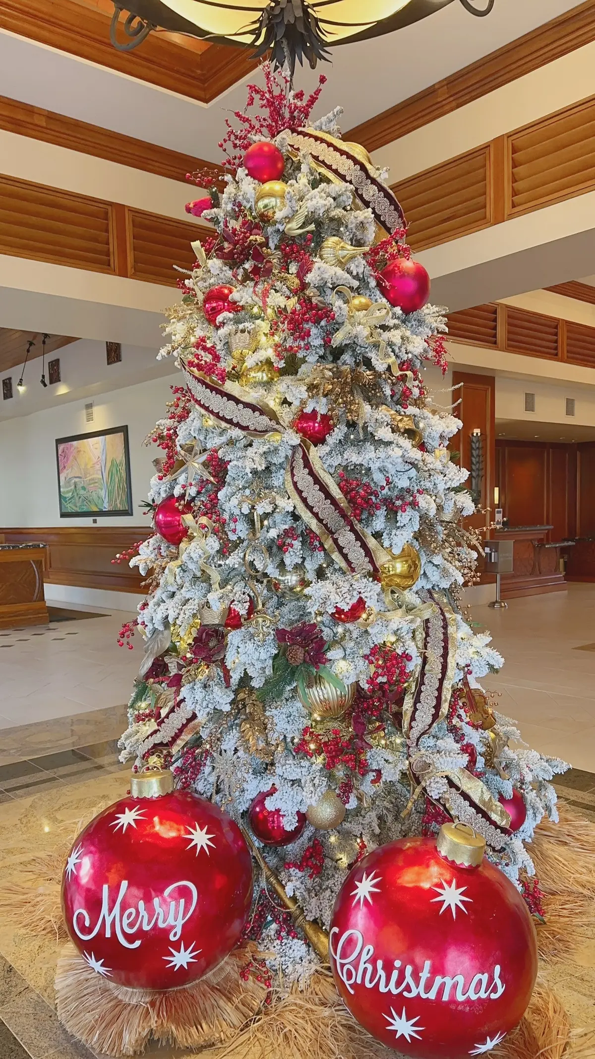 ヒルトングランドワイキキアン内のクリスマスツリー