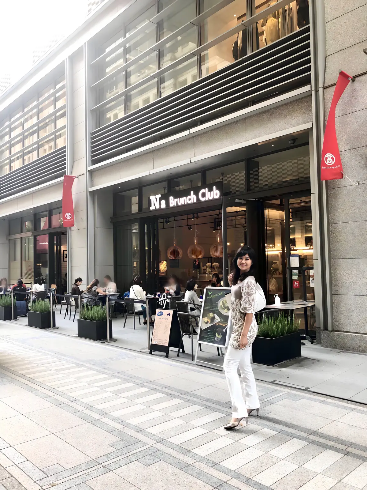 ミルクティー色。ピンクベージュ。グレージュ。白。ベージュと白の柄トップス。「iCB（アイシービー）」トップス。半袖。「UNIQLO（ユニクロ）」白パンツ。ブロンズパンプス。５cmヒール。水晶。パール。花モチーフ。花イヤリング。パンツコーデ。夏コーデ。夏服。日本橋。日本橋高島屋。タカシマヤ。N2 Brunch club。エヌツーブランチ クラブ。テラス席。オープンテラス。