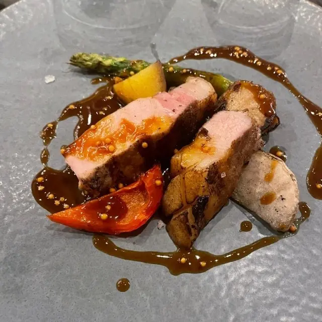 ホテルインディゴ軽井沢のダイニング「KAGARIBI」でのディナー「骨付き信州豚の薪グリル　マスタードソース」