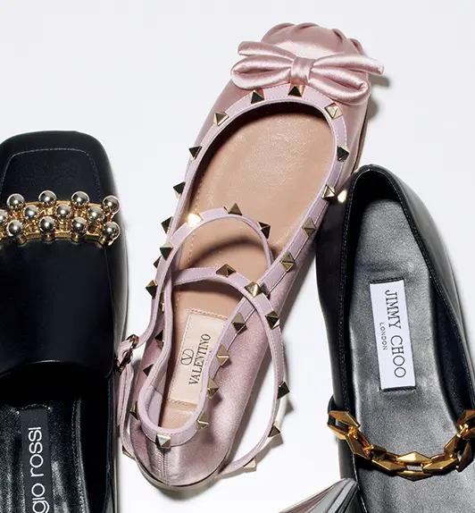 甘くなり がちなバレエシューズを、アイコニックな スタッズディテールで大人モードに更新。