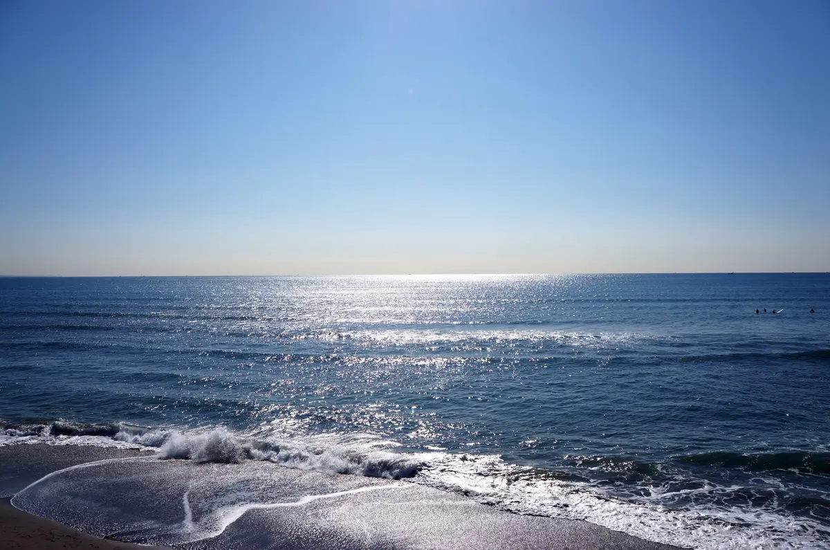 春小物を持って海への画像_3