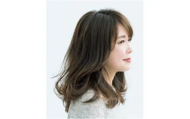 外ハネの華やかな動きの“新バランスのボリュームヘア”