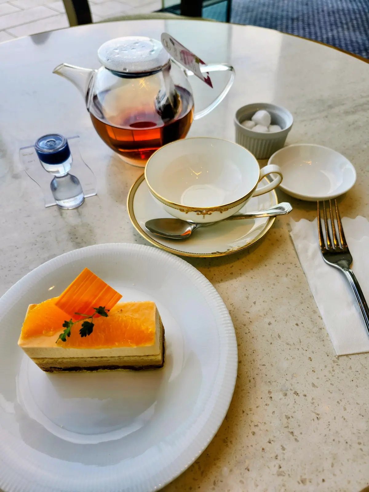 日本平ホテル、静岡旅行、ホテルラウンジ、ケーキセット、紅茶、40代ファッション、年末年始、旅コーディネート、富士山、絶景スポット、絶景ポイント