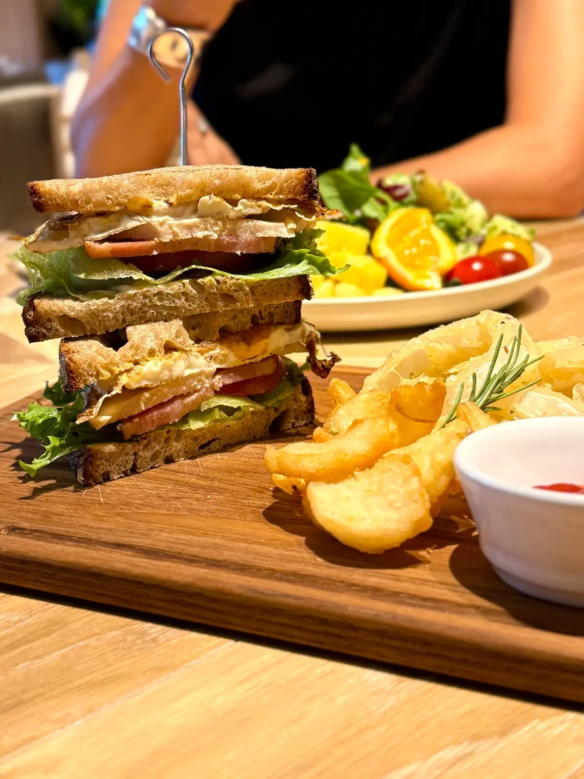 Tikis Tokyo 料理写真　BLTサンド