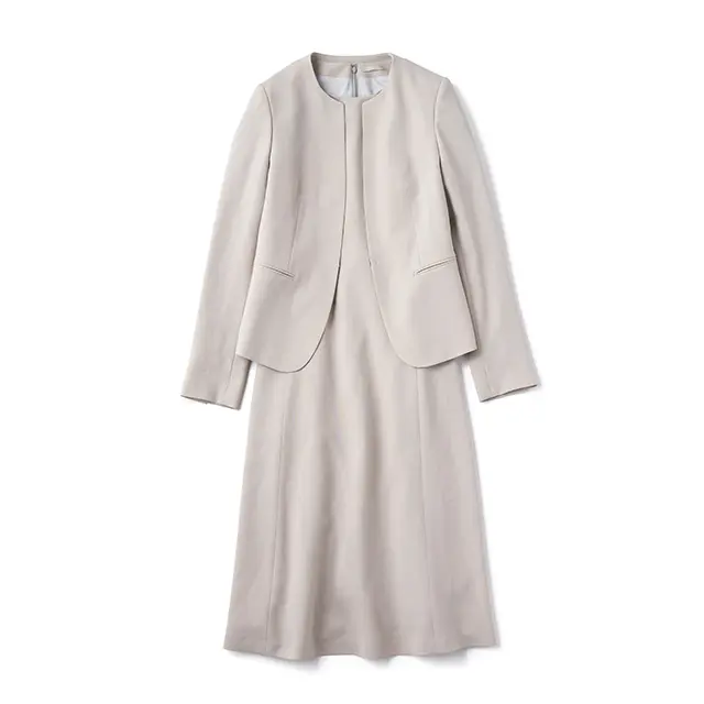 高ストレッチで家庭での洗濯可能なMADE IN JAPAN素材。ワンピースとのセットアップが幅広く活躍。