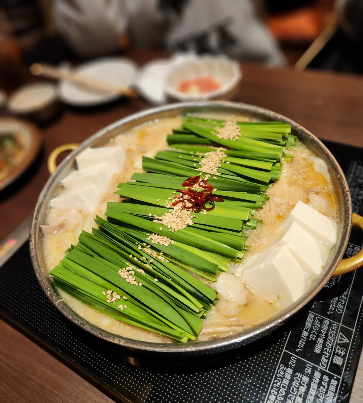 ニンニクの効いた味噌味のもつ鍋。