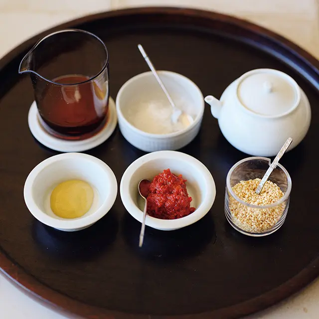 薬味類で各自が好みの 味にするのが韓流の楽 しみ方。ヤンニョム、 練りがらし、ごま油、 塩、酢、ごまを添えて