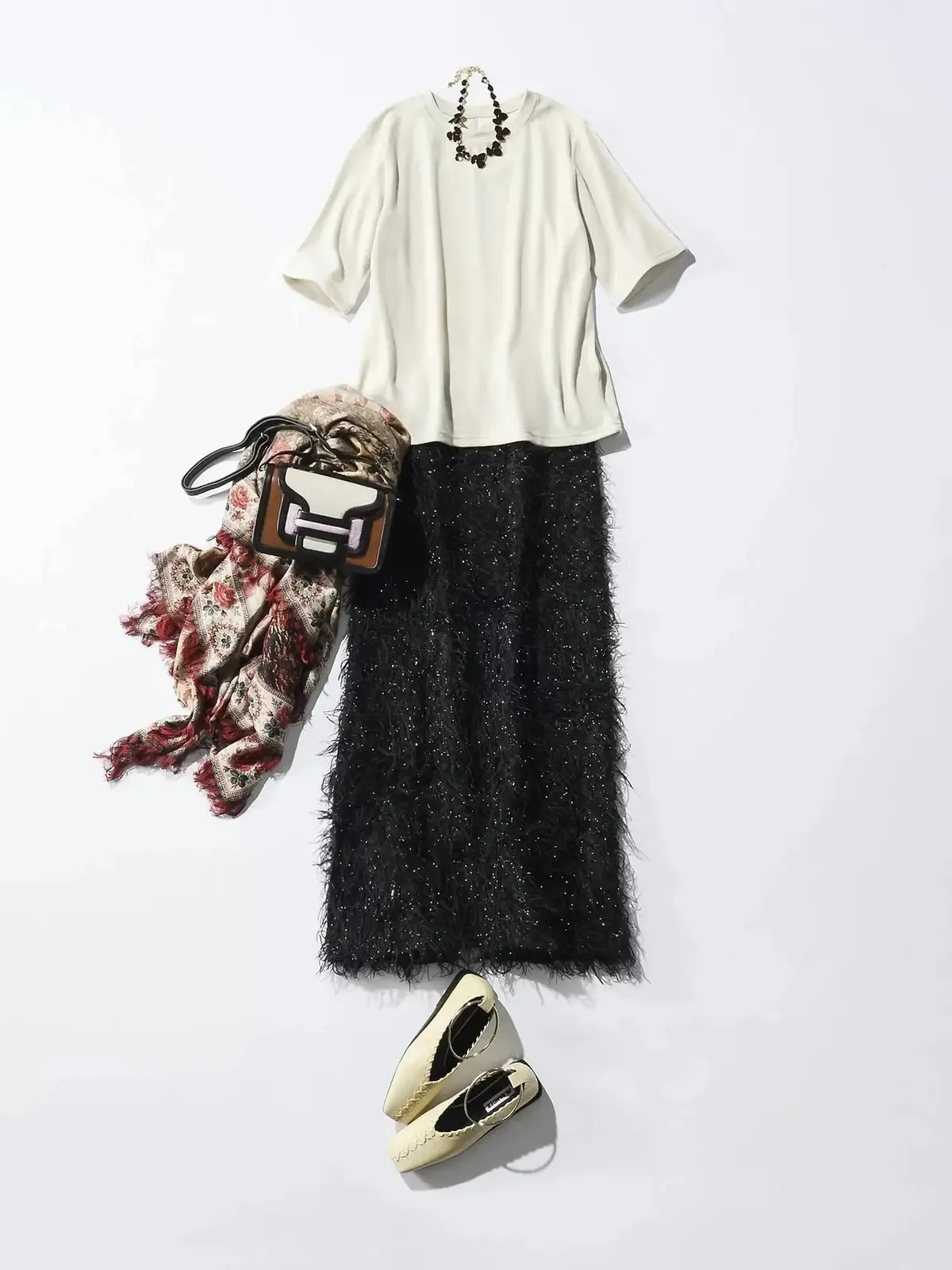 【50代の秋コーデ】1着で上品見え！この秋マストバイな「ベロアトップス」コーデ術