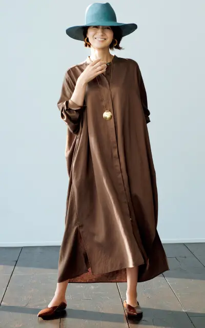 バンドカラーのシャツワンピースコーデの富岡佳子