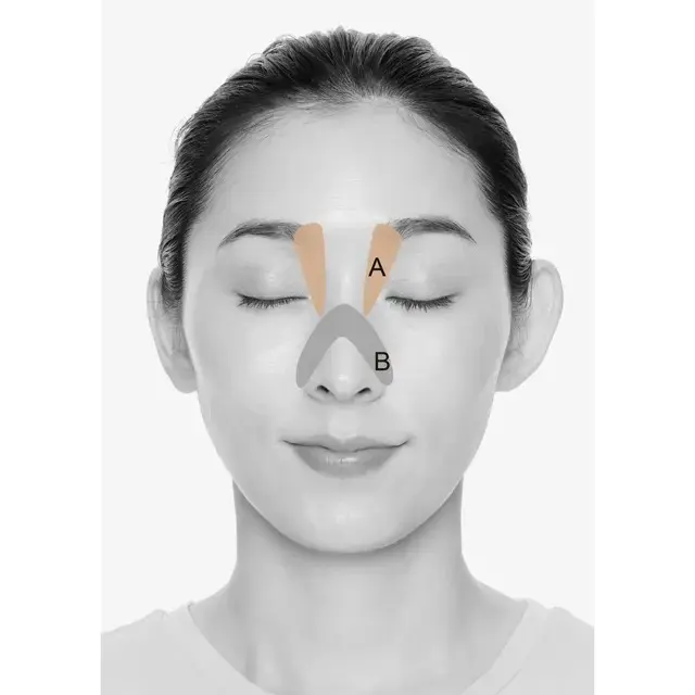 小鼻を引き締めながら、疲れ目に効くツボも刺激