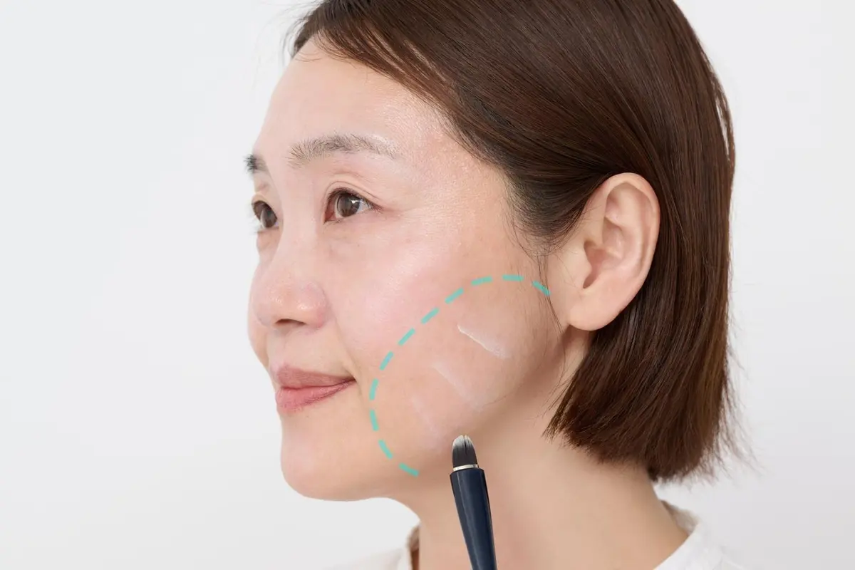 OurAge×Webエクラ 40代50代ベースメイクの塗り方  サイドのフェイスラインに、グリーンのメイクアップベースを塗ります