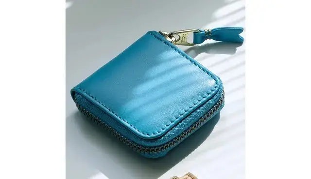 旅先ではジュエリーケースとしても使えそう。ジップアラウンド式なので、大きく開くのもうれしい。