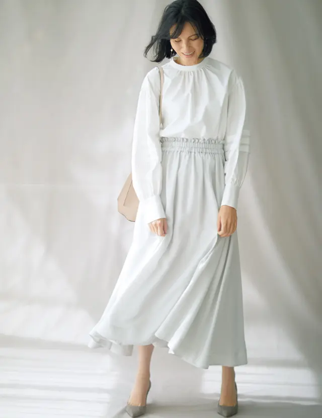 スタンドカラーの白ブラウスを着こなす田沢美亜