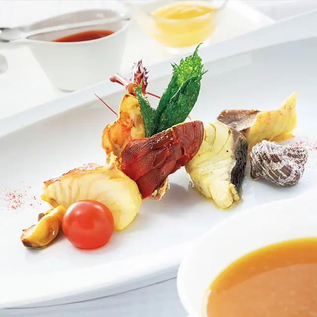 相模湾や駿河湾など近海の魚介類が味わえるブイヤベース風のひと皿