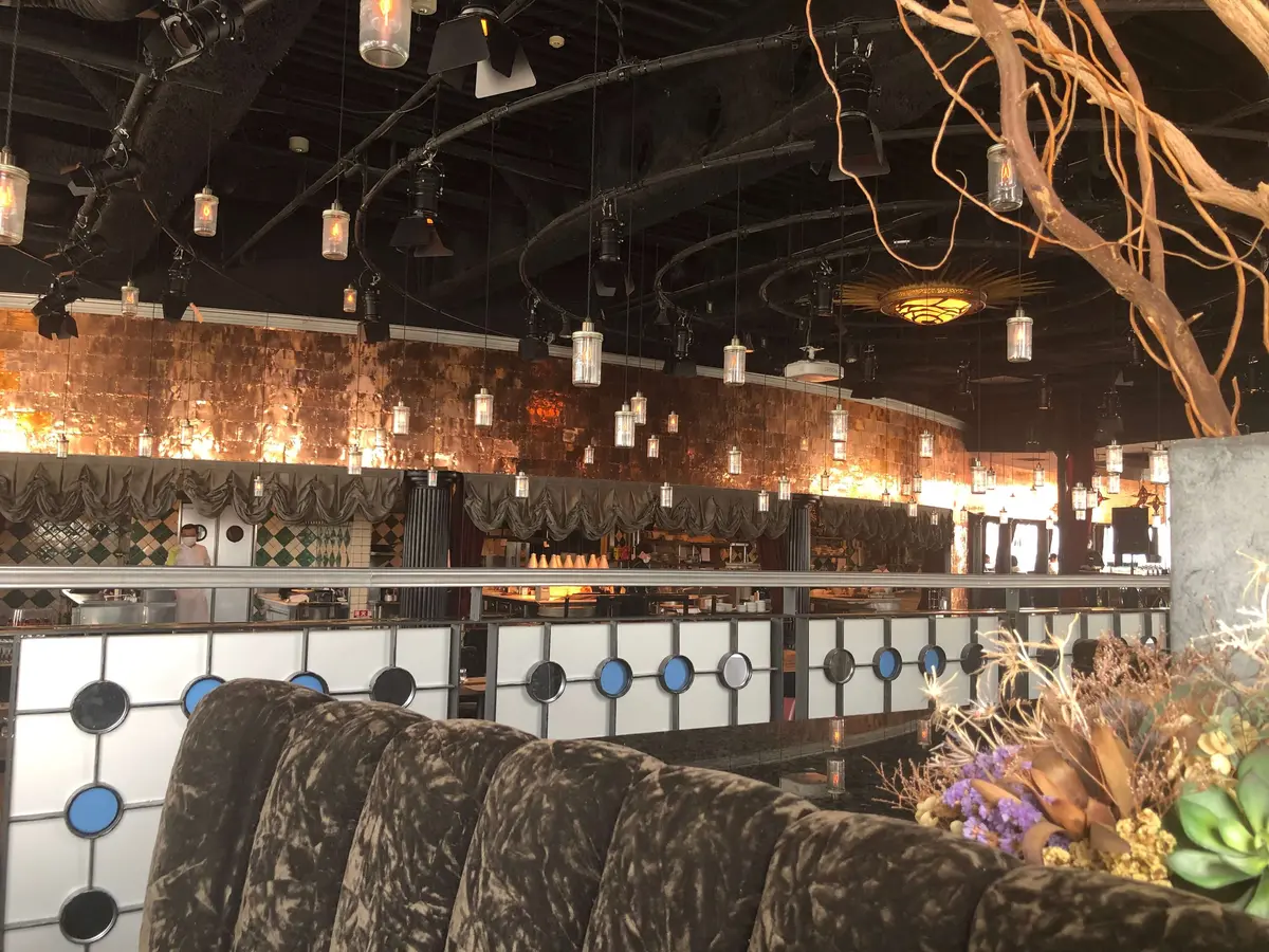 ランプがたくさん浮いているように見える素敵な大空間の店内。結婚式やパーティーなども行っている。