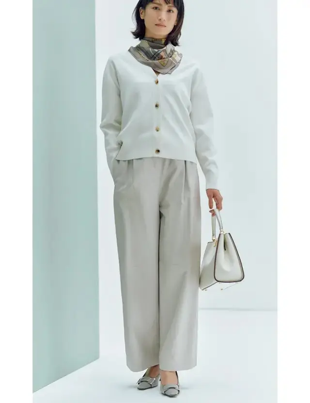 【50代ニット＋パンツコーデテク】チェーンネックレス×スカーフの合わせ技でエレガントに