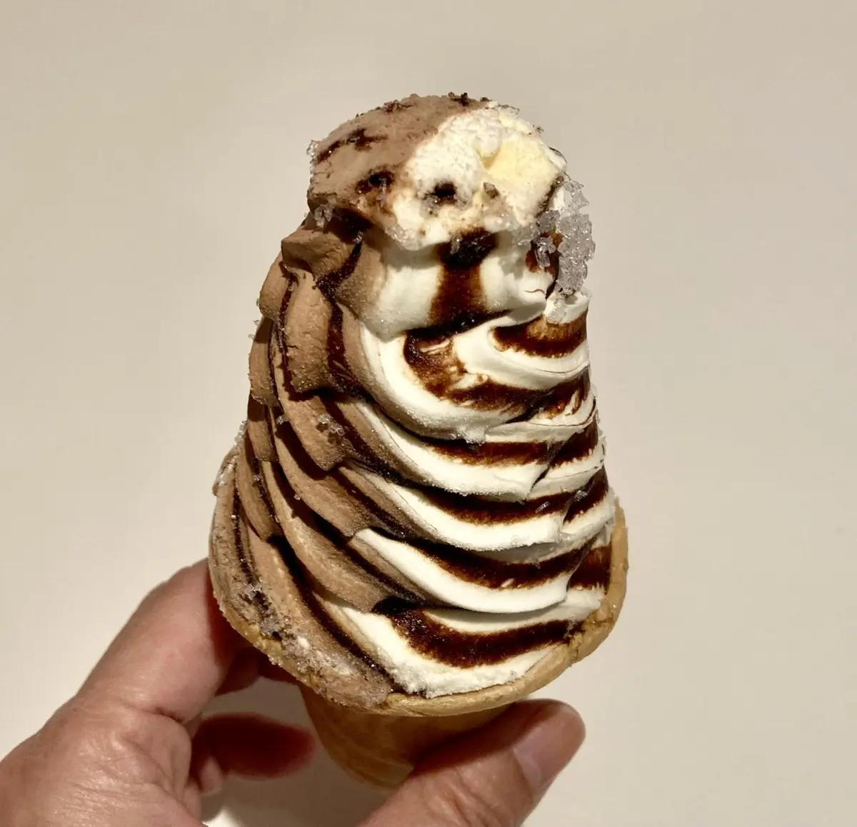 OurAge×Webエクラ　２日目は、同じくコンビニで購入したコーンに入った低糖質アイス。グリコ「SUNAO チョコ＆バニラソフト」（170ml／糖質8.9g）。