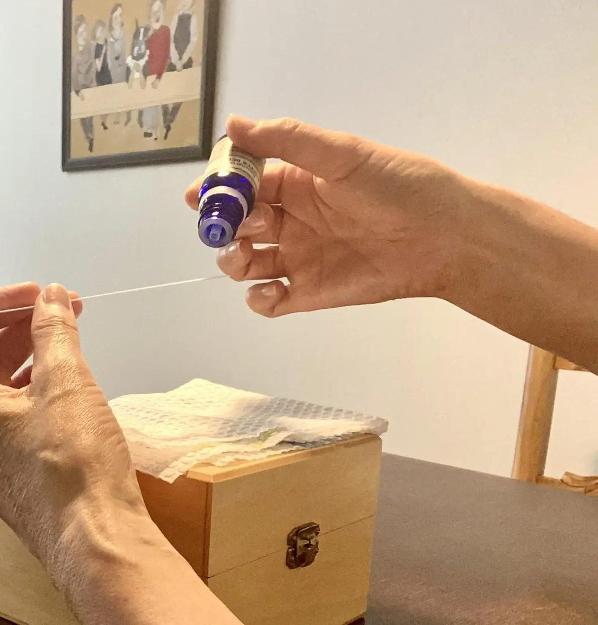 OurAge×Webエクラ ムエット（試香紙）に1滴つけて、香りを嗅ぐ。深く嗅ぐ