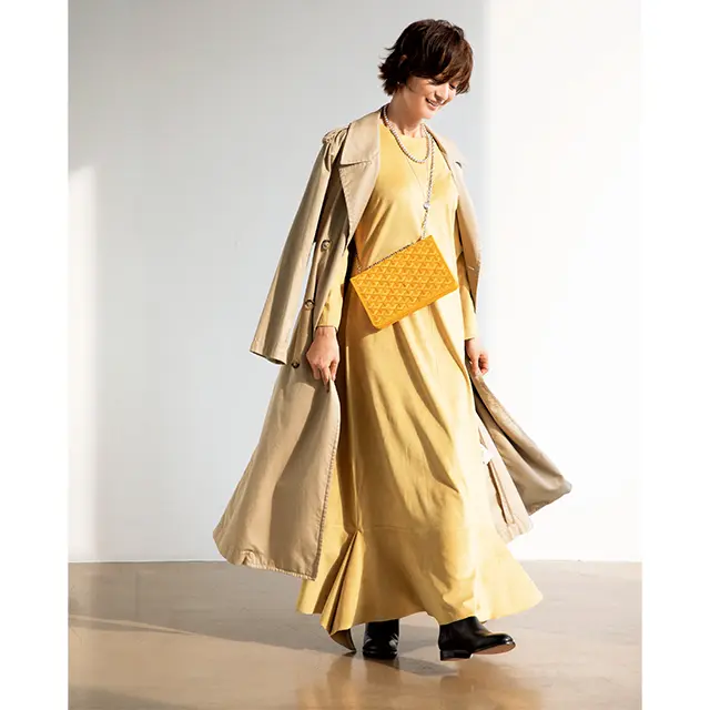 富岡佳子がまとう「イエロー」カラーであかぬけた印象に