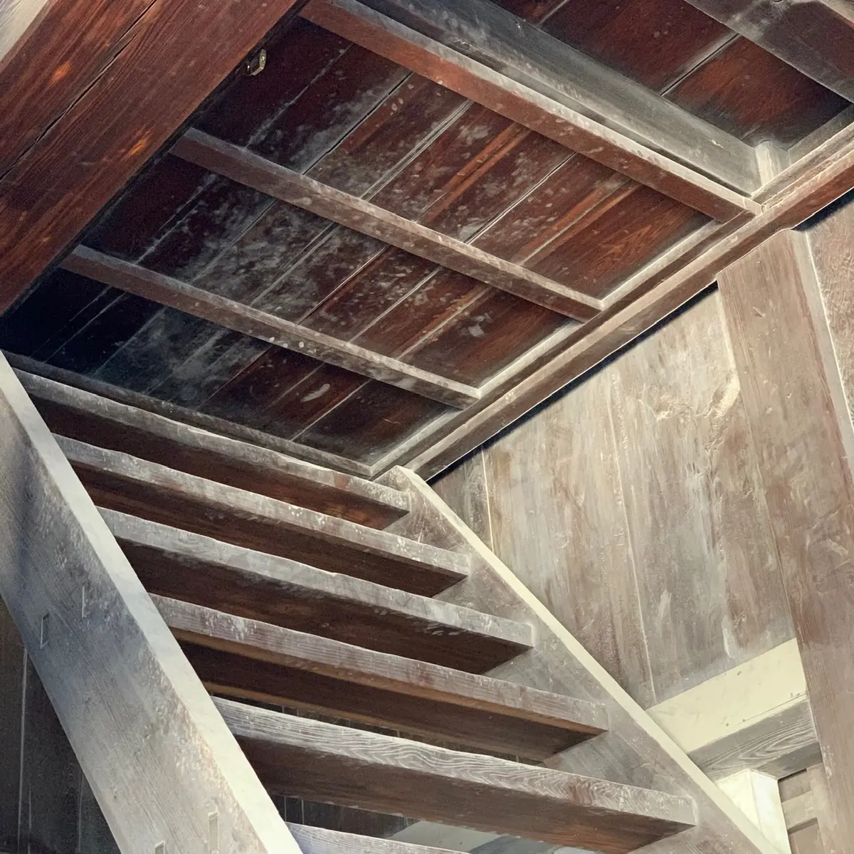 隠し階段であったのか