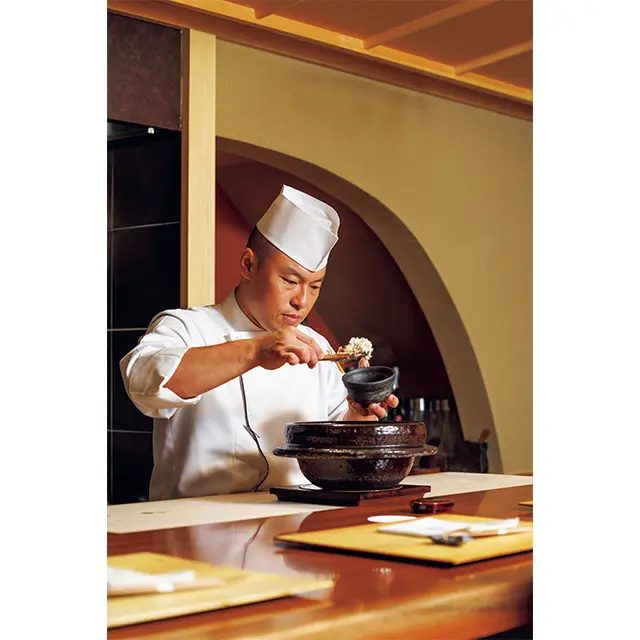 発想、素材、流れを駆使してカウンタ ーを盛り上げる前川さん