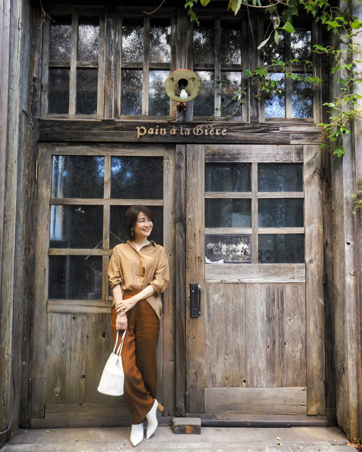 暖ブラウン＋白小物を身につけての画像_3