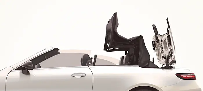 ハードトップのカブリオレが増えた中、昔な がらのソフトトップは希少。