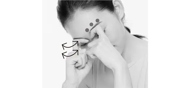 そのまま、今度は「いやいや」と首を横に振る。これを5回。眉頭からスタートして指の位置を少しずつ外側にずらしていき、眉上で3カ所、同様に行う。