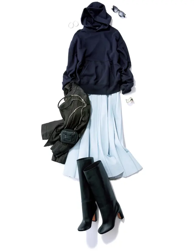 レザースカートとパーカのコーデ