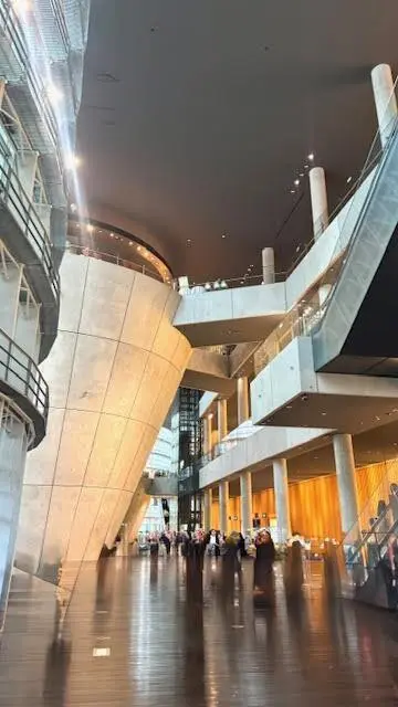 国立新美術館エントランス