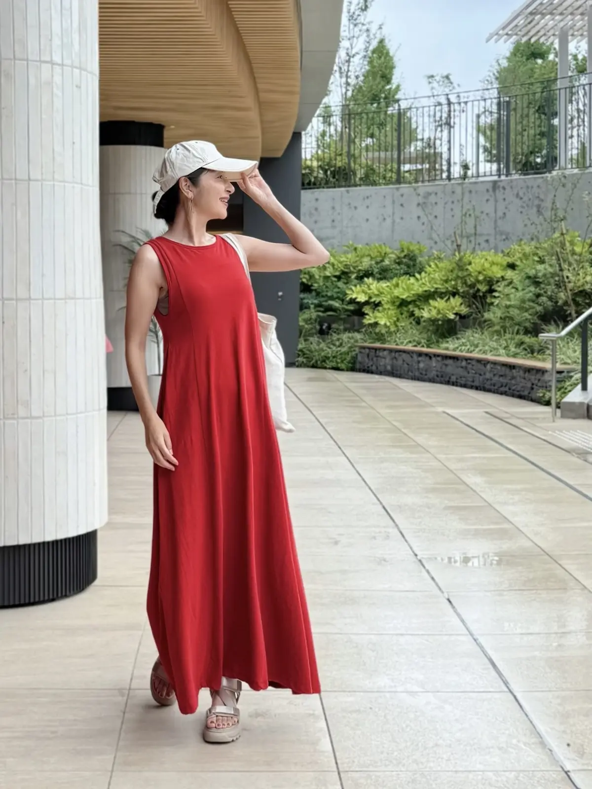 赤ロングワンピース　ベージュサンダル　トートバッグ　ベージュキャップ