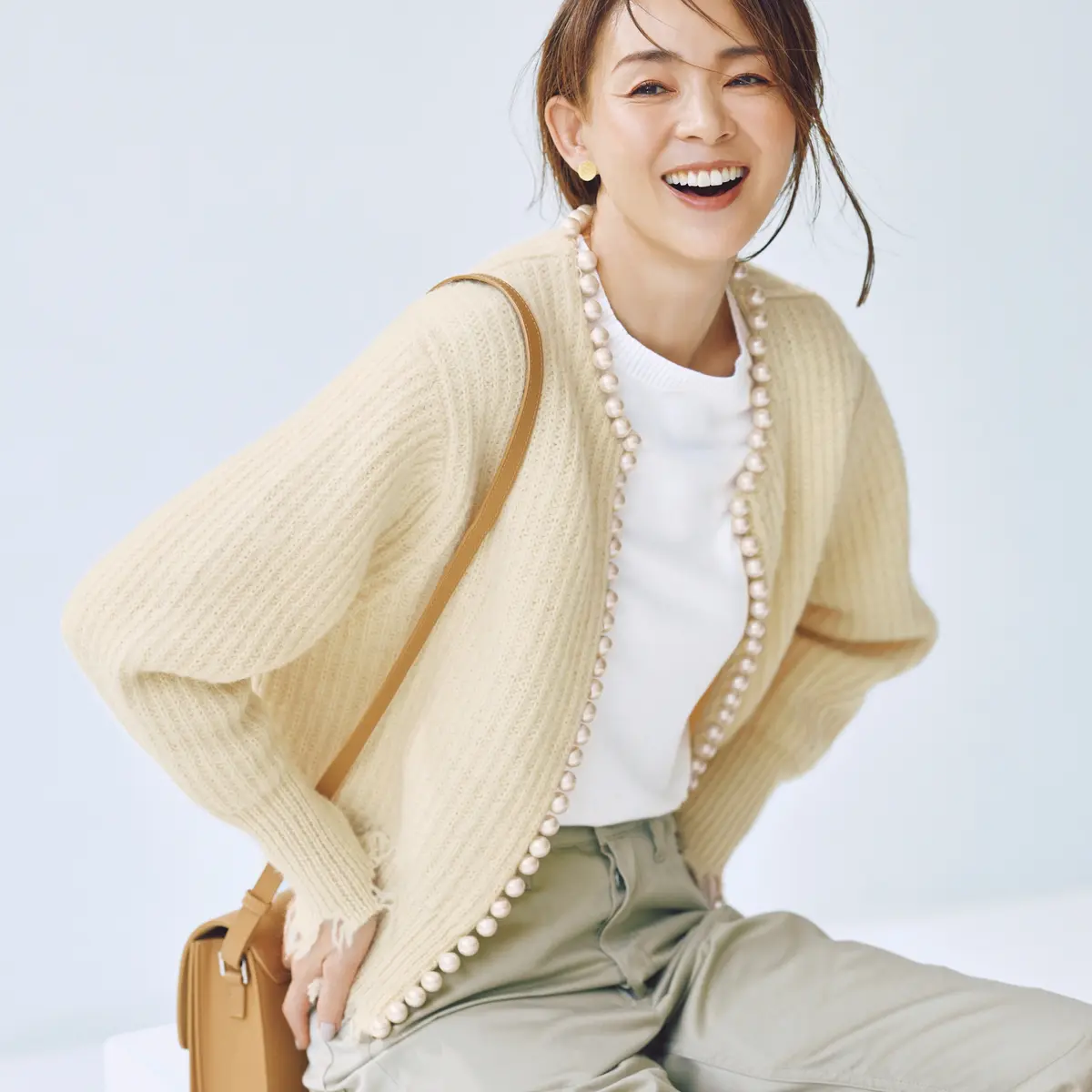 パール付きニットカーディガンとベージュパンツのコーデ　モデル・SHIHO